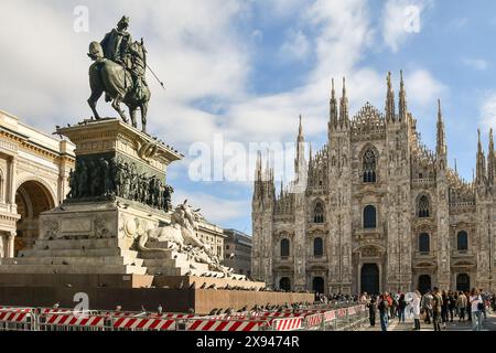 Piazza del Duomo mit der Statue von König Victor Emmanuel II., dem Triumphbogen der Galleria und der Mailänder Kathedrale, Mailand, Lombardei, Italien Stockfoto