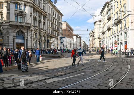 Via Orefici, „Goldschmiedestraße“, so genannt für die Präsenz von Goldschmiedegeschäften in der Vergangenheit, durchquert von Straßenbahnschienen, Mailand, Lombardei, Italien Stockfoto