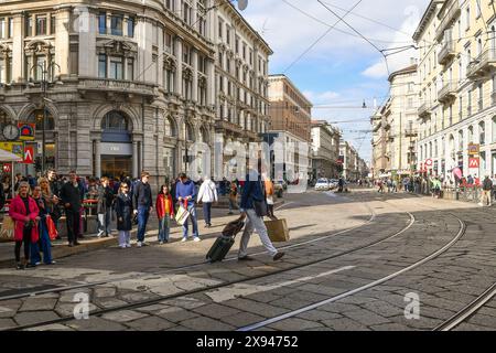 Straßenblick auf die Via Orefici („Goldschmiedestraße“) mit Touirstflächen im Stadtzentrum von Mailand, Lombardei, Italien Stockfoto