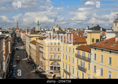 Blick von der Dachterrasse auf die Via Orefici und Via Dante mit der mittelalterlichen Festung Castello Sforzesco im Hintergrund, Mailand, Lombardei, Italien Stockfoto