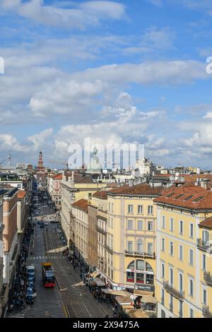 Blick von der Dachterrasse auf die Via Orefici und Via Dante mit der mittelalterlichen Festung Castello Sforzesco im Hintergrund, Mailand, Lombardei, Italien Stockfoto