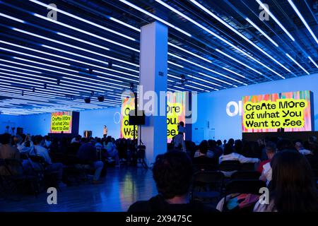 Vasjen Katro AKA Baugasm präsentiert sich im April 2024 auf der Hauptbühne des OFFF Barcelona im Disseny Hub Museum of Design in Barcelona, Spanien. Bild: Rob Watkins. INFO: Die beliebte Jahreskonferenz wurde 2001 ins Leben gerufen und ist die weltweit größte Ausstellung zeitgenössischer visueller Kreativität und Design. Es zieht Designer, Künstler, Filmemacher und Fotografen aus der ganzen Welt an und dient als globale Plattform für kreativen Austausch und Zusammenarbeit. Stockfoto