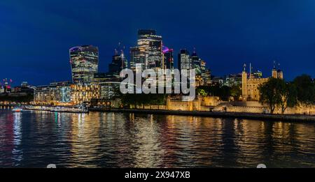 City of London und Tower of London bei Nacht Stockfoto