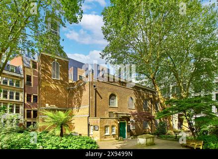 London St. Botolph ohne Aldersgate, auch bekannt als St. Botolph's, Außenansicht von Aldersgate mit Turm und Wetterfahne im Frühjahr Stockfoto