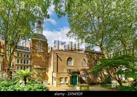 London St. Botolph ohne Aldersgate, auch bekannt als St. Botolph's, Außenansicht von Aldersgate mit Turm und Wetterfahne Stockfoto