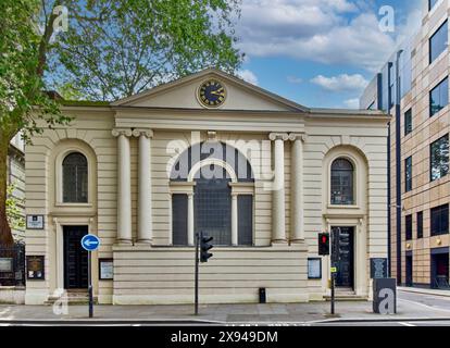 London St. Botolph ohne Aldersgate, auch bekannt als St. Botolph's, Aldersgate Front der Kirche im Frühling Stockfoto