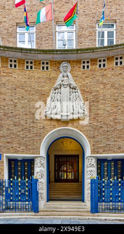 Notre Dame de France französisch-katholische Kirche Leicester Place London Entrance and Basrelief Carving of Our Lady of Barmherzigkeit (1953) von Georges-Laurent Sau Stockfoto