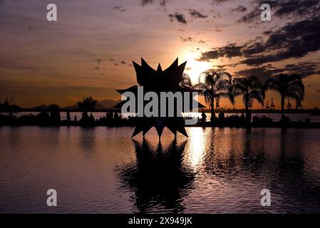 Die Silhouette der gepufften Star II-Skulptur auf der Wasseroberfläche des Museu do Amanhã (Museum von morgen) bei Sonnenuntergang - Rio de Janeiro, Brasilien Stockfoto