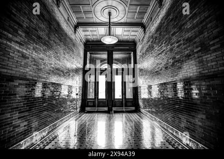 Der Eingangskorridor des Bradbury Building in Monochrome - Downtown Los Angeles, Kalifornien Stockfoto