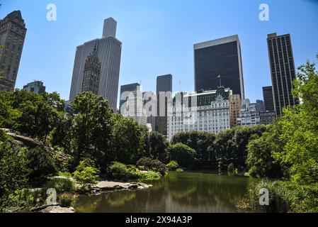 Das Plaza Hotel und andere berühmte Wolkenkratzer vom Pond im Central Park - Manhattan, New York City Stockfoto