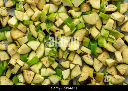 Auberginen, Zucchini und Paprika in Würfel geschnitten und auf ein Blech gelegt Stockfoto