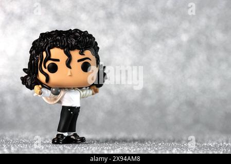 Funko POP Vinyl Figur von Michael Jackson auf silbernem Hintergrund. Illustratives Editorial der Funko Pop Actionfigur Stockfoto