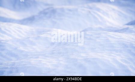 Hintergrund geschmolzener Schnee. Schmelzender Schnee im Frühjahr. Abstrakter Texturhintergrund des schmelzenden Schnees. Stockfoto