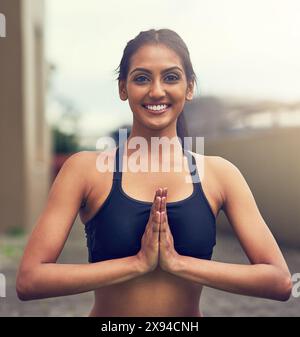 Outdoor, Porträt und Frau mit Namaste für Yoga, Wellness und spirituellen Frieden mit Lächeln in Kolumbien. Natur, indisches Mädchen und Gebetshände für Stockfoto