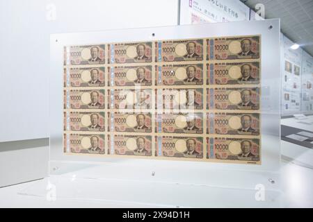 Tokio, Japan. Mai 2024. Neue japanische 10,000-Yen-Banknoten im Währungsmuseum des Instituts für Währungs- und Wirtschaftsstudien der Bank of Japan. Die neuen Banknoten werden am 3. Juli 2024 in Umlauf gebracht. Es ist die erste Neugestaltung seit 20 Jahren. Tokio, 27. Mai 2024. - 20240527 PD12028 Credit: APA-PictureDesk/Alamy Live News Stockfoto