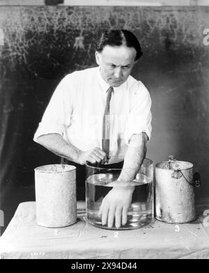 Der Illustionist und Fluchtkünstler Houdini Makes Spirit Hands, 1923 – in dieser Sequenz von Fotografien zeigte Houdini, wie Geisthände, die bei Seancen erschienen, von weniger ätherischen Wesen hergestellt wurden. Stockfoto