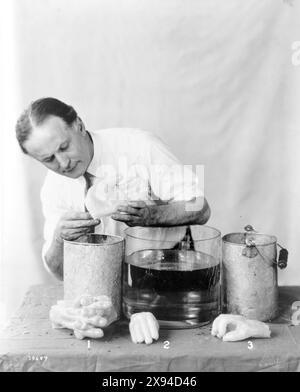 Houdini Makes Spirit Hands, 1923 – in dieser Sequenz von Fotografien demonstrierte Houdini, wie Geisthände, die bei Seancen erschienen, von weniger ätherischen Wesen gemacht wurden. Stockfoto