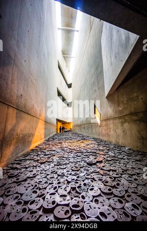 Shalechet, -gefallene Blätter-, Menashe Kadishmans Kunstinstallation, Jüdisches Museum Berlin, entworfen vom polnischen Architekten Daniel Libeskinds, Berlin, Germa Stockfoto