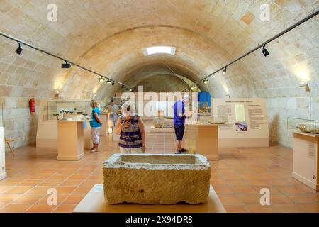 Römischer Sarkophag, Museu Municipal de Ciutadella, Bastió de sa Font, Ciutadella, Menorca, balearen, Spanien Stockfoto