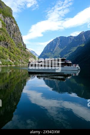 Die Fähre von Gudvangen nach Flam entlang der Nærøyfjord, Norwegen. Ein Elektroboot, das diesen zum UNESCO-Weltkulturerbe gehörenden Fjord fährt Stockfoto