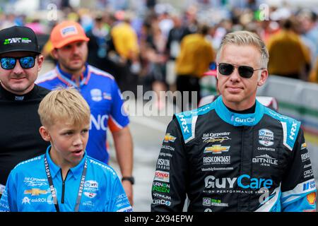 Rennfahrer Ed Carpenter geht während der Einführung des Fahrers auf dem Indy 500 2024 auf dem Indianapolis Motor Speedway auf die Rennstrecke. Stockfoto