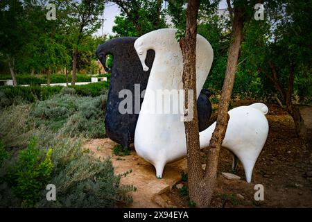 Zwei moderne Pferdeskulpturen in einem öffentlichen Park, Shiraz, Iran. Stockfoto