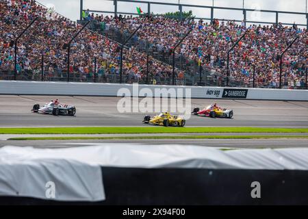 Rennfahrer will Power, Scott McLaughlin und Josef Newgarden, alle aus Team Penske, führen eine Paraderunde durch Kurve eins während des Indy 500 auf dem Indianapolis Motor Speedway 2024. Stockfoto