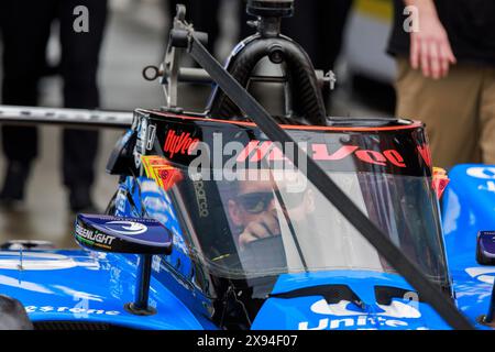 Crew-Mitglieder von Graham Rahal fahren mit seinem Auto vor dem 2024 Indy 500 auf dem Indianapolis Motor Speedway in die Boxenreihe. Stockfoto