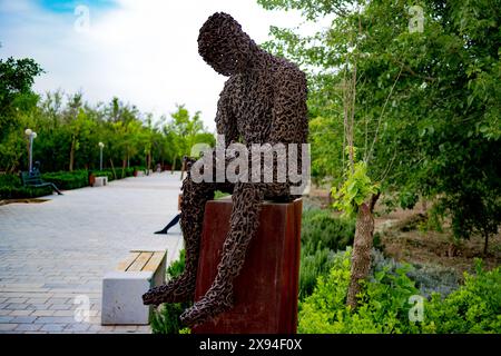 Metallskulptur aus Ketten in einem öffentlichen Park, Shiraz, Iran. Stockfoto