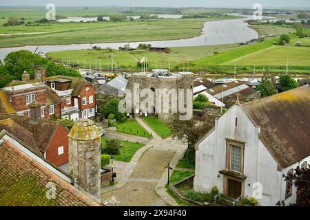 Blick auf das Rye Castle Museum - Ypern Turm und Fluss Rother dahinter. Stockfoto