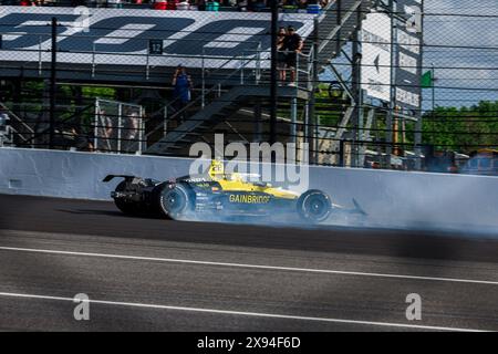 Indianapolis, Usa. Mai 2024. Der Rennfahrer Colton Herta (26) stürzt in der ersten Runde beim 2024 Indy 500 auf dem Indianapolis Motor Speedway ab. (Foto: Jeremy Hogan/SOPA Images/SIPA USA) Credit: SIPA USA/Alamy Live News Stockfoto