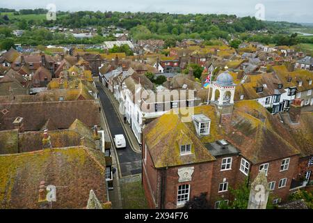 Blick von der Dachterrasse auf Rye mit dem Rye Town Council Gebäude, das den Union Jack fliegt Stockfoto