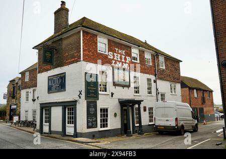 Das Ship Inn aus dem Jahr 1592. Ursprünglich als Lagerhaus für Schmuggelware gebaut. Stockfoto