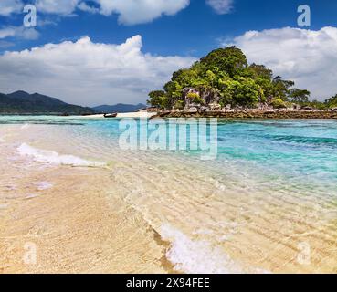 Tropischer Strand mit klarem türkisfarbenem Wasser in Thailand Stockfoto