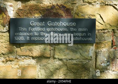 Das Schild für das Medievel Great Gatehouse in der Battle Abbey, erbaut 1338. Stockfoto