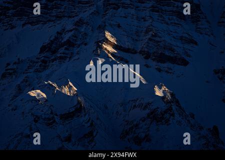 Spiti Valley in Indien. Himalaya Bergkette, aus der Vogelperspektive auf dem Hügel, Ladakh in Indien. Asiatischer Berg Himalaya, blaue Winterlandschaft mit felsigem Hi Stockfoto