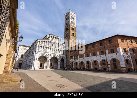 Der wunderschöne Dom von San Martino in der historischen mittelalterlichen Stadt Lucca in der Toskana, Italien an einem sonnigen Tag mit blauem Himmel und Wolken. Stockfoto