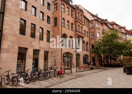 NÜRNBERG, DEUTSCHLAND - 17. MAI 2024: Auf der Straße in der Nürnberger Altstadt Stockfoto