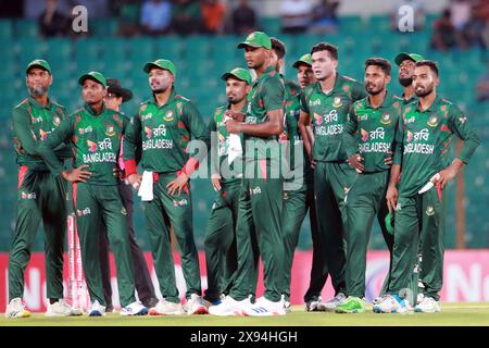 Bangladeschische Spieler sehen auf dem Bildschirm nach dem dritten Schiedsrichter beim zweiten T20-Spiel gegen Simbabwe bei Zahur Ahmed Chowdhury Stadi Stockfoto