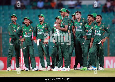 Bangladeschische Spieler sehen auf dem Bildschirm nach dem dritten Schiedsrichter beim zweiten T20-Spiel gegen Simbabwe bei Zahur Ahmed Chowdhury Stadi Stockfoto