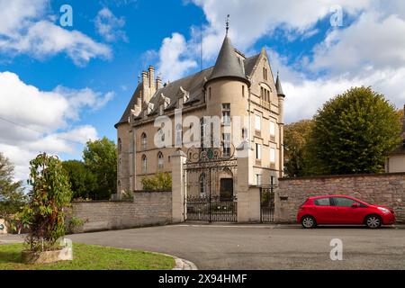 Asnières-sur-Oise, Frankreich - 4. Oktober 2020: Das Schloss der Weißen Königin (benannt nach Blanche von Kastilien) war eine königliche Domäne mit einer Festung in seiner Stockfoto