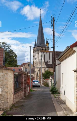 Asnières-sur-Oise, Frankreich - 4. Oktober 2020: Die Kirche Saint-Rémi, erbaut im 12. Und 13. Jahrhundert, ist als historisches Denkmal gelistet. Stockfoto