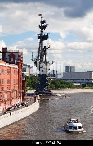 Moskau, Russland - 08. Juli 2018: Die Peter-der-große-Statue ist ein 98 Meter hohes Denkmal für Peter den Großen, das sich am westlichen Zusammenfluss des Mos befindet Stockfoto