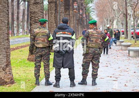 Fès, Marokko – 20. Januar 2019: Ein Polizist patrouilliert zusammen mit zwei Soldaten durch die Straßen. Stockfoto