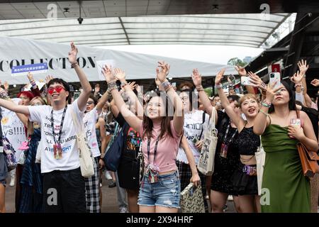 März 2024. Bei Taylor Swift the Eras Tour in Singapur treffen sich glückliche Fans mit winkenden Händen in der Luft. Stockfoto