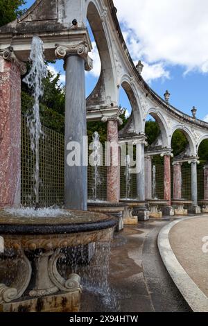 Versailles, Frankreich - 20. August 2017: Brunnen an der Bosquet de La Colonnade im Garten von Versailles. Stockfoto