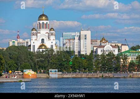 Jekaterinburg, Russland - 16. Juli 2018: Die Allerheiligen-Kirche und das königliche, spirituelle und pädagogische Zentrum über dem Fluss Iset. Stockfoto