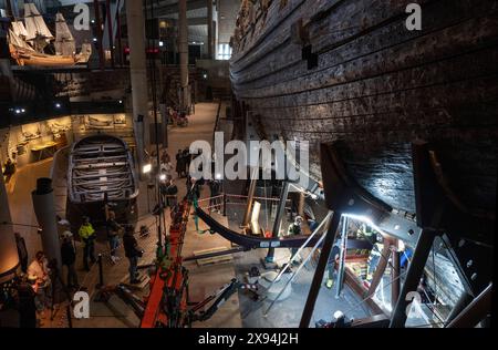 Schweden. Mai 2024. Eines der beliebtesten Reiseziele Schwedens, das Vasa-Museumsschiff in Stockholm, wird gerade renoviert. Heute wurde der erste Teil der neuen Kielstütze des königlichen Schiffes Vasa montiert. Die heutigen 17 externen Halterungen werden durch 27 speziell entwickelte Halterungen aus Stahl ersetzt. Der Grund für die Änderung ist, dass das zerbrechliche Holz des Schiffes im Laufe der Zeit Senkungen im Rumpf ausgesetzt sein könnte. Foto: Fredrik Sandberg/TT/Code 10080 Credit: TT News Agency/Alamy Live News Stockfoto