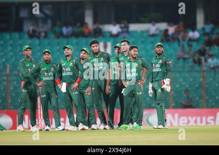 Bangladeschische Spieler sehen auf dem Bildschirm nach dem dritten Schiedsrichter beim zweiten T20-Spiel gegen Simbabwe bei Zahur Ahmed Chowdhury Stadi Stockfoto