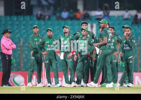 Bangladeschische Spieler sehen auf dem Bildschirm nach dem dritten Schiedsrichter beim zweiten T20-Spiel gegen Simbabwe bei Zahur Ahmed Chowdhury Stadi Stockfoto